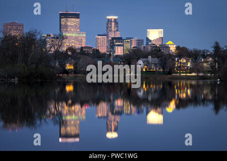 Minneapolis skyline riflessa nelle calme acque del lago delle isole nel tardo autunno. Foto Stock