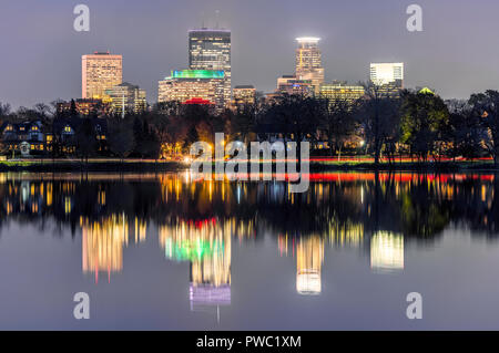 Minneapolis skyline riflessa nelle calme acque del lago delle isole nel tardo autunno. Foto Stock