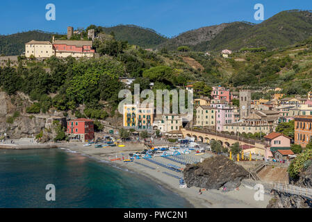 Bellissima vista del centro storico di Monterosso al Mare su una soleggiata giornata estiva, Cinque Terre Liguria, Italia Foto Stock