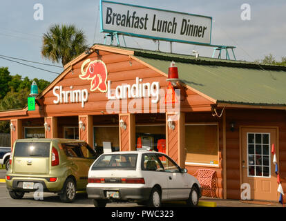 Vecchio, metà secolo autogrill lungo l'autostrada 19 in Florida Panhandle, il gambero di atterraggio e Hickory Island ristoranti nei pressi di Crystal River Foto Stock