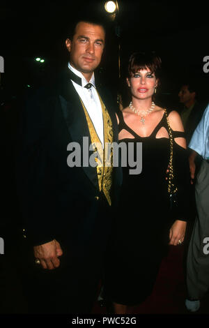 WESTWOOD, CA - ottobre 8: attore Steven Seagal e modello Kelly LeBrock frequentare Warner Bros Foto' 'sotto assedio L' Premiere del 8 ottobre 1992 presso il Mann Village Theatre di Westwood, California. Foto di Barry re/Alamy Stock Photo Foto Stock