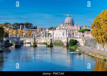 Vista del Vaticano - Basilica di San Pietro a soleggiata giornata autunnale, Roma Italia. Foto Stock