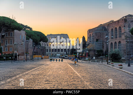Colosseo da strada romana in mattinata Rome-Italy. Foto Stock
