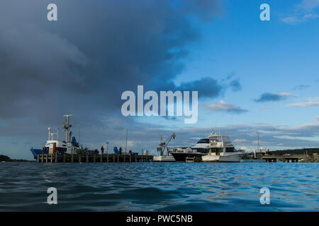 Barche da pesca e da diporto ormeggiate al feretro Bay Wharf Bara Bay Australia del Sud Foto Stock