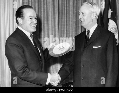 Bob Hope e l'ambasciatore americano David Bruce, Golden Plate Award, 1961 Foto Stock