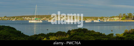 Barche da pesca e da diporto ancorata in acque protette della bara Bay Australia del Sud Foto Stock