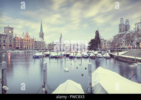Vecchia città di Zurigo in inverno, vista sul lago Foto Stock
