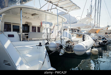 Foto di lussuosi yacht bianco in porto Foto Stock