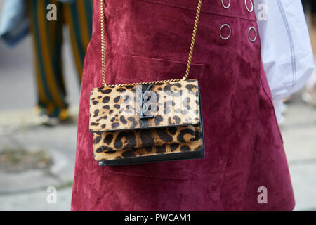 Milano - 20 settembre: donna con Louis vuitton borsa marrone e nero giacca  di pelle prima di alberto zambelli fashion show, la settimana della moda  milanese street styl Foto stock - Alamy