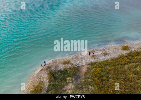 Acque turchesi del lago powered by power plant minerali rifiuti. Vista aerea. Foto Stock