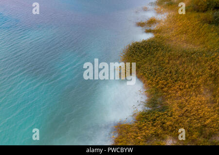 Acque turchesi del lago powered by power plant minerali rifiuti. Foto Stock