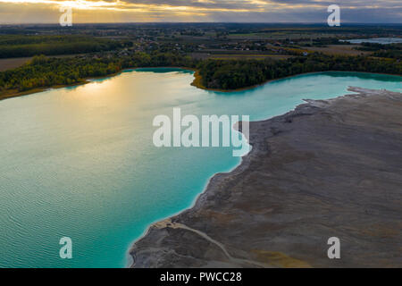 Acque turchesi del lago powered by power plant minerali rifiuti. Vista aerea. Foto Stock