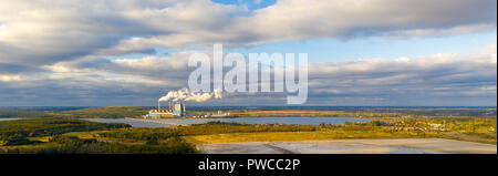 Acque turchesi del lago powered by power plant minerali rifiuti. Vista aerea. Foto Stock