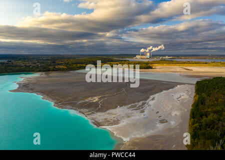 Acque turchesi del lago powered by power plant minerali rifiuti. Vista aerea. Foto Stock