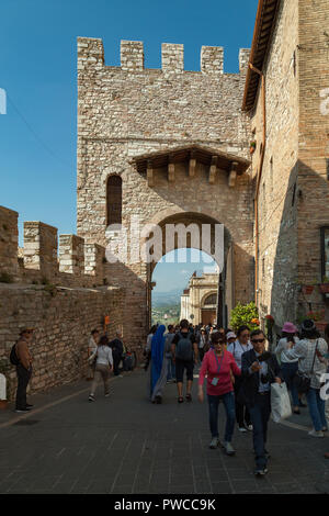 Porta San Francesco medievale, Assisi, Perugia, Umbria, Italia Foto Stock