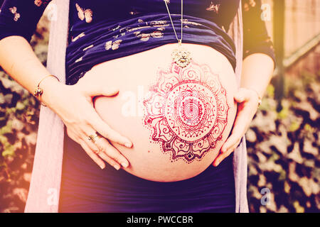 Pancia in gravidanza di henna decorazione di disegno Foto Stock