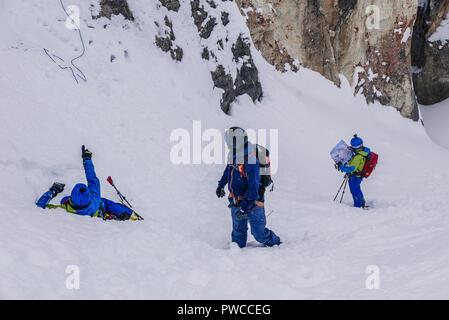 Fuori pista gli sciatori sono praticare arrampicate su roccia. Foto Stock