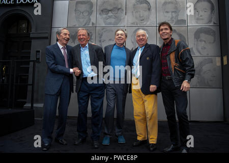 (Da sinistra a destra) Des o'Connor, Tommy Steele, Lord Andrew Lloyd Webber, Jimmy Tarbuck e Sir Cliff Richard rivelano il Wall of Fame, una nuova installazione artistica al London Palladium di Londra. Foto Stock