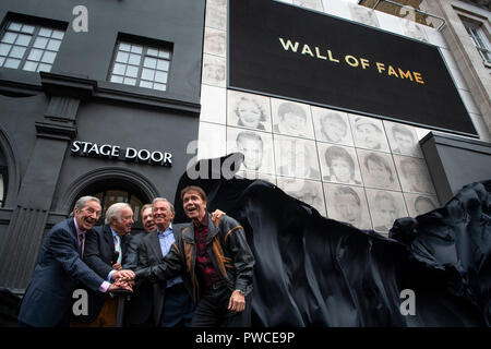 (Da sinistra a destra) Des o'Connor, Jimmy Tarbuck, Lord Andrew Lloyd Webber, Tommy Steele e Sir Cliff Richard premono il pulsante della tenda per far cadere e rivelare il Wall of Fame, una nuova installazione artistica al London Palladium di Londra. Foto Stock