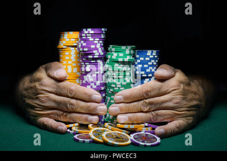 Montreal, Canada, 14 ottobre, 2018.mani di pile di casino gambling chips.Credit:Mario Beauregard/Alamy Live News Foto Stock