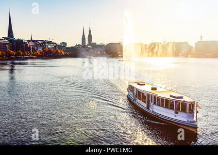 Storico battello a vapore sul Lago Alster Amburgo, Germania Foto Stock