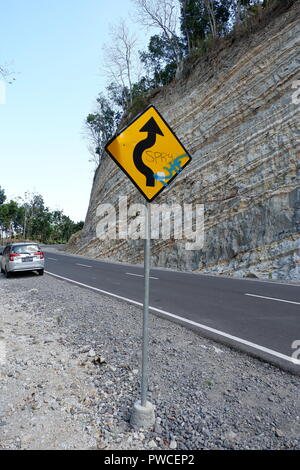 Un segno di traffico in Gunung Kidul - Jogjakarta Foto Stock