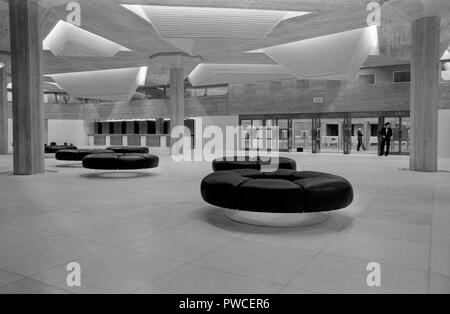 Foto deve essere accreditato ©Alpha premere 050000 (1967) Il Foyer del Southbank Centre di Londra. Foto Stock