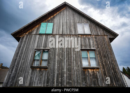 Una vecchia casa in legno in Montenegro. Foto Stock