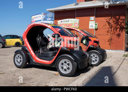 Close-up di due VELSAR - (Sardegna veicoli elettrici) Renault TWIZY due sedili di veicoli elettrici a noleggio a Alghero, Sardegna, Italia Foto Stock