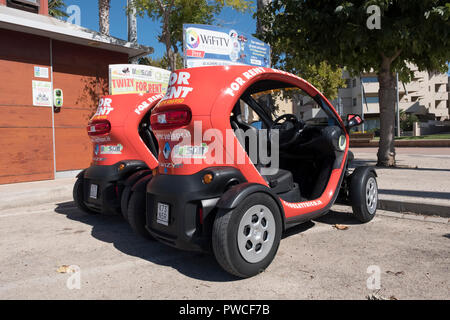 Close-up di due VELSAR - (Sardegna veicoli elettrici) Renault TWIZY due sedili di veicoli elettrici a noleggio a Alghero, Sardegna, Italia Foto Stock