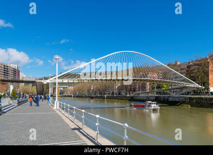 Santiago Calatrava progettato ponte Zubizuri oltre il fiume Nervion, Muelle de Urbitarte, Bilbao, Paesi Baschi Foto Stock