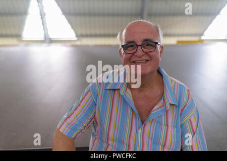 Il sovrappeso senior uomo turistico esplorare intorno alla città di Bangk Foto Stock