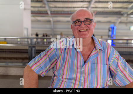 Il sovrappeso senior uomo turistico esplorare intorno alla città di Bangk Foto Stock