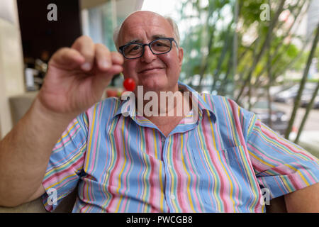 Il sovrappeso senior uomo turistico esplorare intorno alla città di Bangk Foto Stock