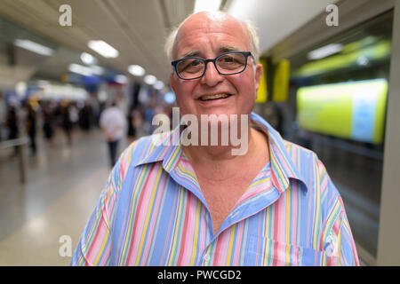 Il sovrappeso senior uomo turistico esplorare intorno alla città di Bangk Foto Stock