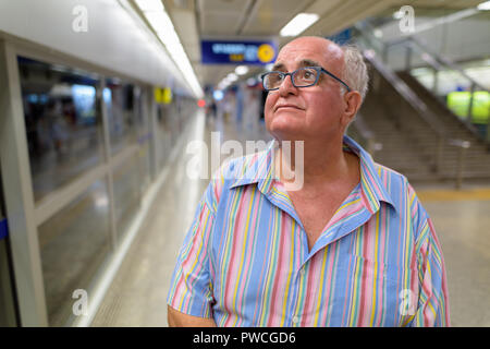 Il sovrappeso senior uomo turistico esplorare intorno alla città di Bangk Foto Stock