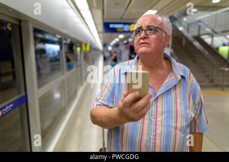 Il sovrappeso senior uomo turistico esplorare intorno alla città di Bangk Foto Stock