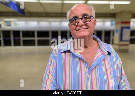 Il sovrappeso senior uomo turistico esplorare intorno alla città di Bangk Foto Stock