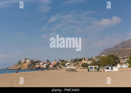 Bolnuevo Mazarron Murcia Spagna spiaggia sabbiosa e cielo blu Foto Stock