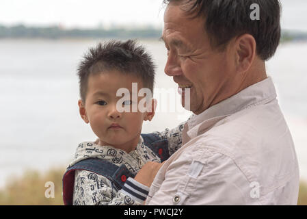 Harbin, Heilongjiang, Cina - Settembre 2018: Ritratto di ragazzo asiatico e del nonno. Il nonno con il nipote Foto Stock