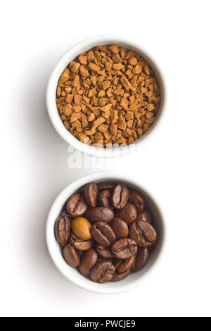 Il caffè istantaneo e i chicchi di caffè isolato su sfondo bianco. Foto Stock