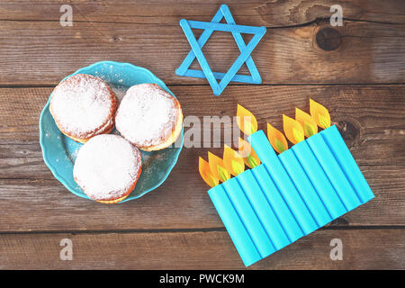 Festa ebraica Hanukkah e i relativi attributi menorah, ciambelle, stella di Davide. Hanukkah menorah. Hanukkah vacanza. Hanukkah ebraica Foto Stock