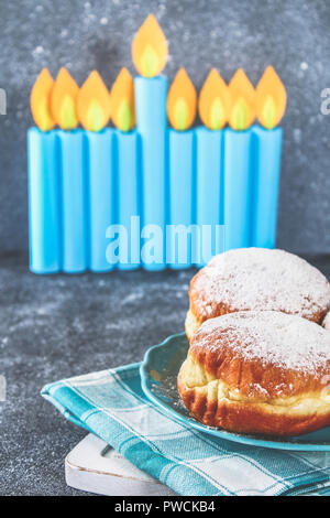 Festa ebraica Hanukkah e i relativi attributi menorah, ciambelle, stella di Davide. Hanukkah menorah. Hanukkah vacanza. Hanukkah ebraica Foto Stock