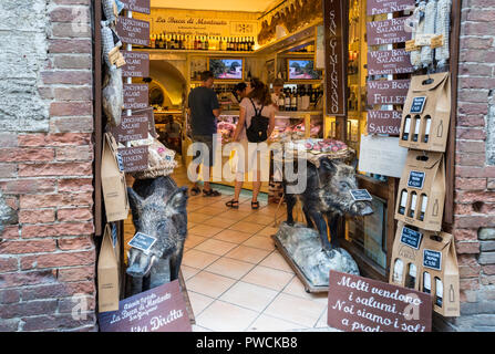 Negozio di vendita regionale toscana il cibo e il vino nella cittadina collinare di San Gimignano, Toscana, Italia Foto Stock