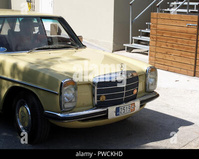 Vintage Mercedes 230 sul display all'ottavo ellenica LEKAM bulgaro classic car rally a Acharavi Park Hotel, Acharavi, Corfù, Grecia Foto Stock