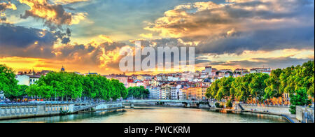 Tramonto al di sopra del fiume Saone a Lione - Auvergne-Rhone-Alpes, Francia Foto Stock