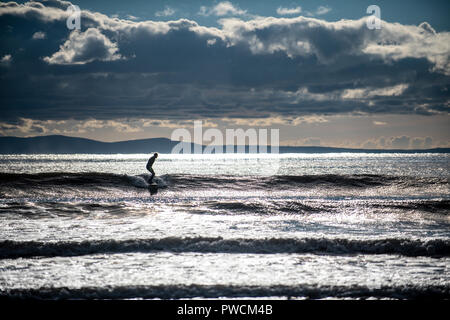 Un surfista maschio su un'onda di Dunraven Bay sul Vale of Glamorgan Heritage Costa, Galles del Sud. Sotherndown beach. Foto Stock
