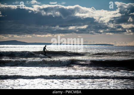 Un surfista maschio su un'onda di Dunraven Bay sul Vale of Glamorgan Heritage Costa, Galles del Sud. Sotherndown beach. Foto Stock