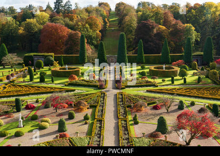 Vista di Drummond Castle Garden in autunno a Crieff, Scotland, Regno Unito Foto Stock