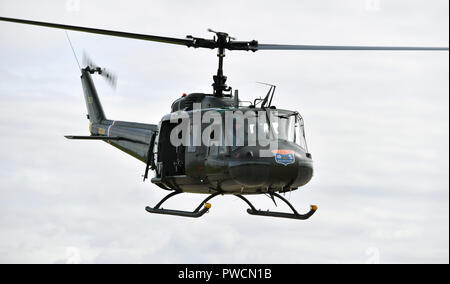 Un elicottero Bell UH 1H Iroquois 'Huey' arriva a terra all'aeroporto di Coventry nel Warwickshire, Inghilterra, Regno Unito Foto Stock